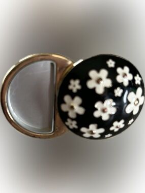Marc Jacobs Gold and Black Floral Ring. Size 7 1/2